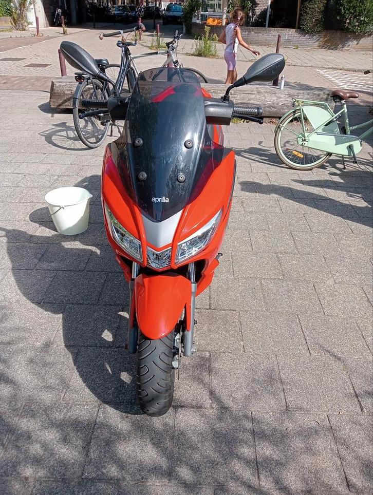 Zo goed als Nieuwe aprilla SXR 50, Fietsen en Brommers, Scooters | Aprilia, Zo goed als nieuw, Overige modellen, Benzine, Ophalen