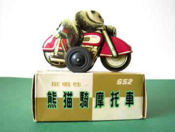 Blikken Panda op motorfiets China 1960 beschikbaar voor biedingen