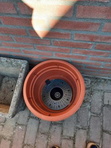 Twee betonnen bakken  en ronde plastic met inzet  beschikbaar voor biedingen