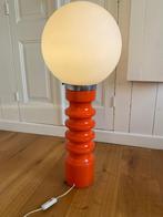 Vintage oranje keramiek vloerlamp glazen bol jaren ‘60, Huis en Inrichting, Lampen | Vloerlampen, Ophalen, Gebruikt, Minder dan 100 cm