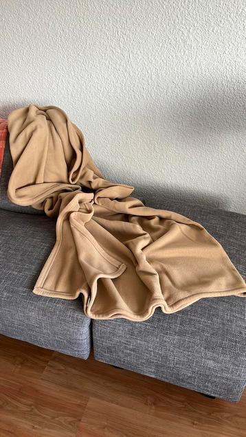 Warme camelkleurige deken beschikbaar voor biedingen