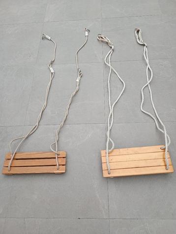 2 houten schommels beschikbaar voor biedingen