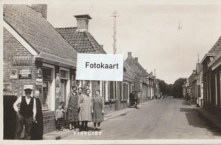 Fotokaart Visvliet - poserende mensen voor dorpswinkel 1935, Verzamelen, Ansichtkaarten | Nederland, Gelopen, Groningen, 1920 tot 1940