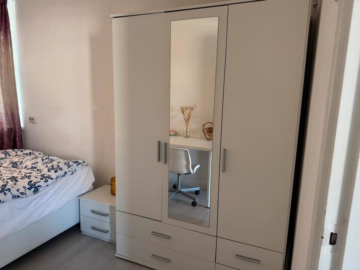 Mutiple waredrobes  and beds are available in Rotterdam, Huis en Inrichting, Kasten | Kledingkasten, Gebruikt, Ophalen