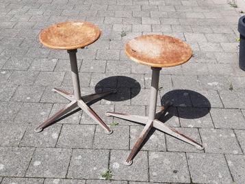 2 industriële "Ahrend de Cirkel" "Friso kramer" krukken beschikbaar voor biedingen