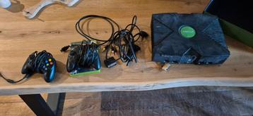 Xbox (1e gen) omgebouwd + 2 controllers beschikbaar voor biedingen