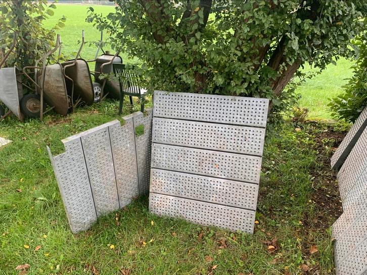 Te koop! Partij verzinkte bodemplaten, Doe-het-zelf en Verbouw, IJzerwaren en Bevestigingsmiddelen, Zo goed als nieuw, 250 mm of meer