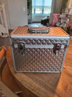 Zilveren make-up/ nagellak koffer met slot, Ophalen, Zo goed als nieuw, Grijs, Met slot