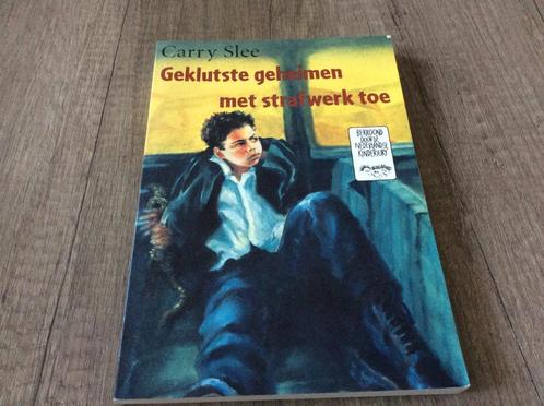Carry Slee – Geklutste geheimen met strafwerk toe, Boeken, Kinderboeken | Jeugd | onder 10 jaar, Gelezen, Ophalen of Verzenden