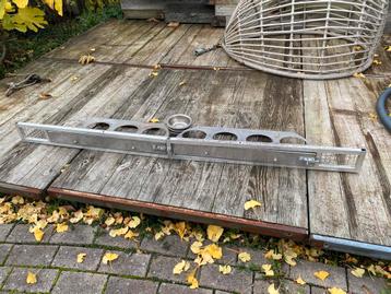 2  Rvs draai plateau’s met voer/ drinkbakken beschikbaar voor biedingen