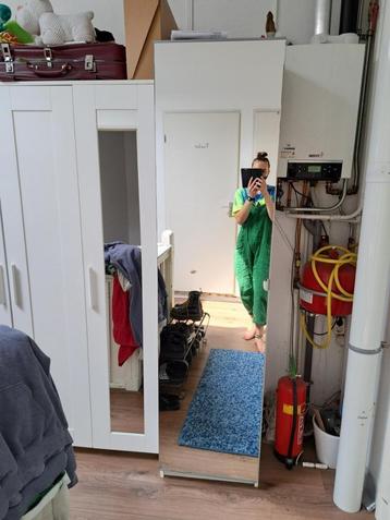 Kledingkast met spiegeldeur beschikbaar voor biedingen
