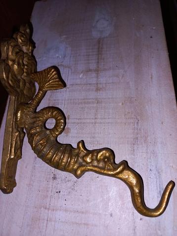 oude koperen wandhaak beschikbaar voor biedingen