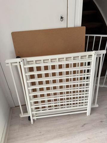 Box met matras 68x86cm ongeveer met wieltjes beschikbaar voor biedingen