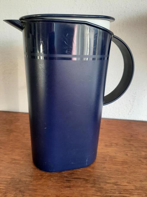 Perfect sluitende tupperware waterkan limonadekan 1,7 liter, Caravans en Kamperen, Kampeeraccessoires, Gebruikt, Ophalen