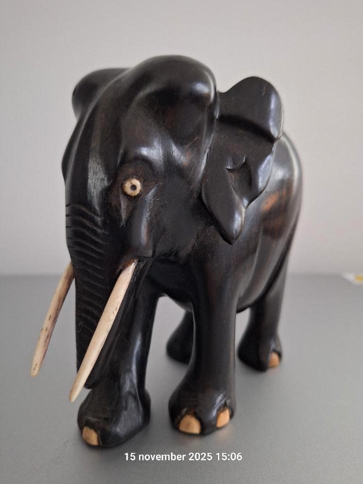 handgesneden olifantenbeeldje van ebbenhout, Antiek en Kunst, Kunst | Beelden en Houtsnijwerken, Ophalen of Verzenden