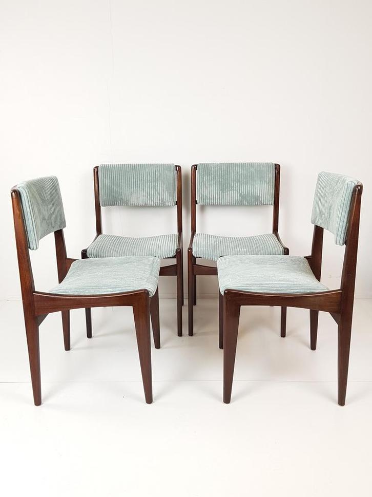 4 vintage stoelen licht blauwe rib nieuwe stof, Huis en Inrichting, Stoelen, Zo goed als nieuw, Twee, Stof, Blauw, Ophalen of Verzenden