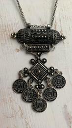 Zilveren kleurige ketting met hanger, Gebruikt, Ophalen of Verzenden, Zilver, Overige materialen