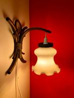 Wandlamp riet bamboe bruin met witte glazen kap, Huis en Inrichting, Lampen | Wandlampen, Ophalen of Verzenden