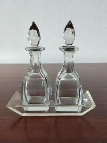 2 Antieke Kristallen olie-/azijn karafjes op een plateau beschikbaar voor biedingen