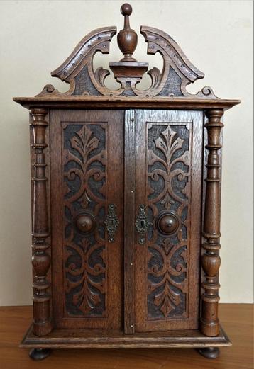 Antiek eiken kastje beschikbaar voor biedingen