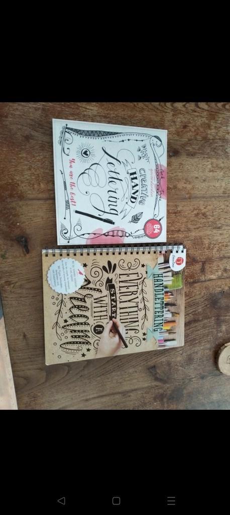 2 boeken over handlettering
Decotime handlettering, Hobby en Vrije tijd, Kledingpatronen, Zo goed als nieuw, Vrouw, Overige merken