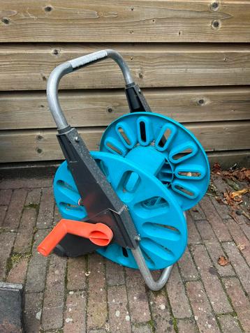 Gardena oprolkarretje excl tuinslang beschikbaar voor biedingen