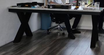 Licht grijze Houten eettafel + 4 stoelen beschikbaar voor biedingen