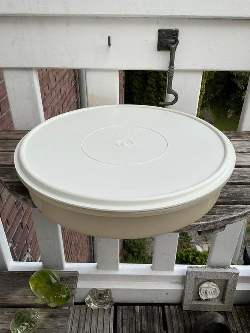 Grote, ronde Tupperware bak met deksel. Diameter ong 32,5 cm, Huis en Inrichting, Keuken | Tupperware, Gebruikt, Ophalen of Verzenden