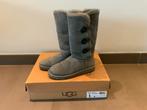 Vrijwel nieuwe UGG Bailey Button maat 37, Hoge laarzen, Ophalen of Verzenden, Zo goed als nieuw, Grijs