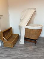 Mooie rotan babybedje / wieg + bijpassende dekenmand + hemel, Kinderen en Baby's, Ophalen of Verzenden, Zo goed als nieuw, Wieg