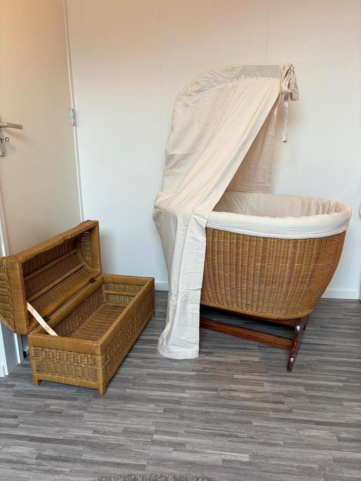 Mooie rotan babybedje / wieg + bijpassende dekenmand + hemel, Kinderen en Baby's, Babywiegjes en Ledikanten, Zo goed als nieuw