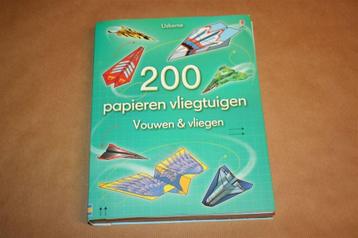 200 Papieren vliegtuigen vouwen & vliegen beschikbaar voor biedingen