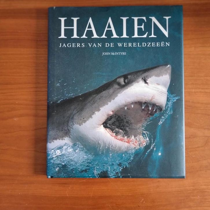HAAIEN - Jagers van de Wereldzeeën, Boeken, Natuur, Gelezen, Natuur algemeen, Ophalen