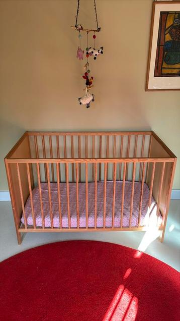Houten kinderledikant, met matras beschikbaar voor biedingen