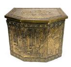 138. Houten kist met messing reliëfs - genretaferelen, Ophalen of Verzenden, 100 tot 150 cm, Minder dan 50 cm, Minder dan 50 cm