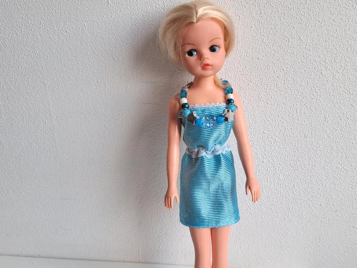 Blauwe jurk met ketting voor barbie sindy fleur excl pop, Verzamelen, Poppen, Zo goed als nieuw, Kleertjes, Ophalen of Verzenden
