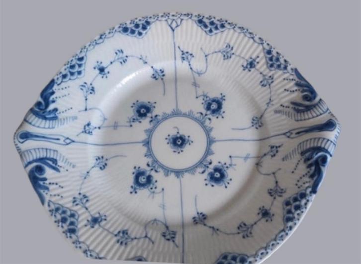 Royal Copenhagen Blue Fluted Half Lace Serveerschaal #666, Antiek en Kunst, Antiek | Schalen, Verzenden
