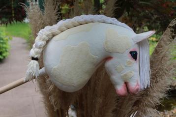 Prachtige bonte hobbyhorse met lange manen / stokpaard beschikbaar voor biedingen
