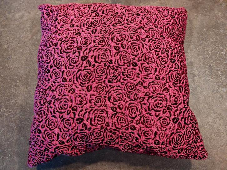 Kussentje met roosjesmotief., Huis en Inrichting, Woonaccessoires | Kussens, Zo goed als nieuw, Roze, Vierkant, Ophalen of Verzenden