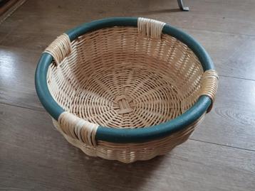 Rieten mand met groene rand, 30 cm doorsnede, 12 cm hoog  beschikbaar voor biedingen