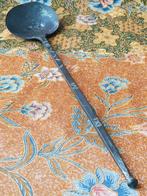 Mooie grote zware antieke Oosterse lepel van brons 47,3 cm.