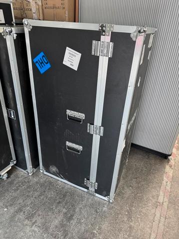 Grote flightcase (69x62x136) twee stuks. Zo goed als nieuw. beschikbaar voor biedingen