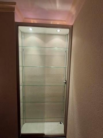 Vitrinekast met verlichting beschikbaar voor biedingen