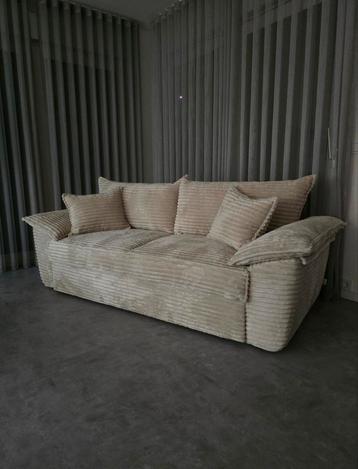 Te koop NIEUWE 3 zits bank NOG IN DE VERPAKKING.
 beschikbaar voor biedingen