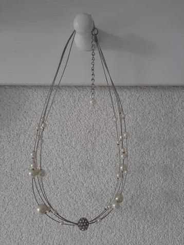 Mooie Parel Ketting met Zilverkleurige Strass Hanger beschikbaar voor biedingen