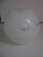 Vaas rond bol melkglas wit retro vintage, Huis en Inrichting, Woonaccessoires | Vazen, Gebruikt, Wit, Ophalen of Verzenden, Glas