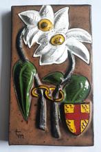 Vintage keramische wandtegel bloemen, ringen en wapenschild, Antiek en Kunst, Ophalen of Verzenden