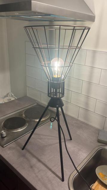 Industriële tafellamp met metalen frame beschikbaar voor biedingen