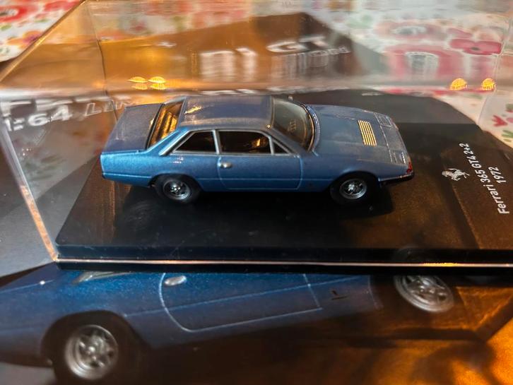 Ferrari 365 GT4 2+2 (1972) Ferrari GT 1/64 collectie, Hobby en Vrije tijd, Modelauto's | Overige schalen, Zo goed als nieuw, Auto