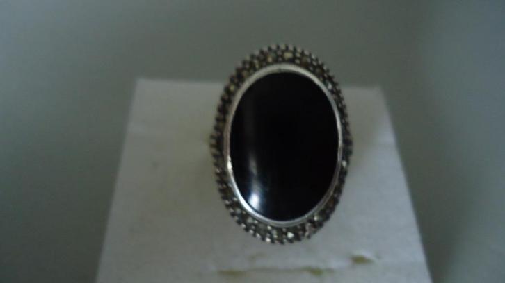 Zilveren ring met zwarte onix steen en 30 markesiet steentje, Sieraden, Tassen en Uiterlijk, Ringen, Zo goed als nieuw, Dame, Kleiner dan 17